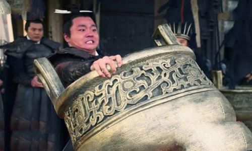 秦武王举鼎伤在哪里?他为何要坚持举鼎?