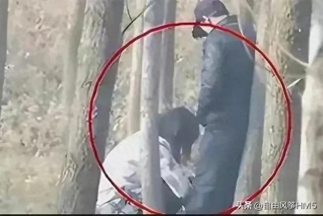 1. 广西奇闻！女子在草丛内实施不法交易 网友纷纷表示“我也要去”